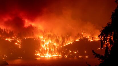 Los incendios del verano de 2023 en Canadá quemaron una superficie equivalente al 40% de la extensión de España. En la imagen, un incendio en Kelowna, en la Columbia Británica.