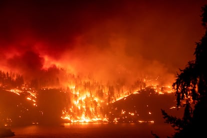 Los incendios del verano de 2023 en Canadá quemaron una superficie equivalente al 40% de la extensión de España. En la imagen, un incendio en Kelowna, en la Columbia Británica.