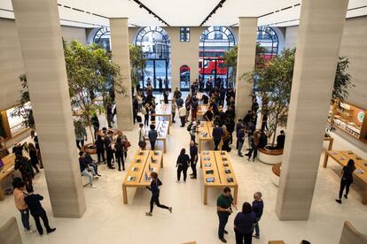 Varios clientes llegan a una tienda de Apple para adquirir el nuevo Iphone 8, en Londres (Inglaterra).