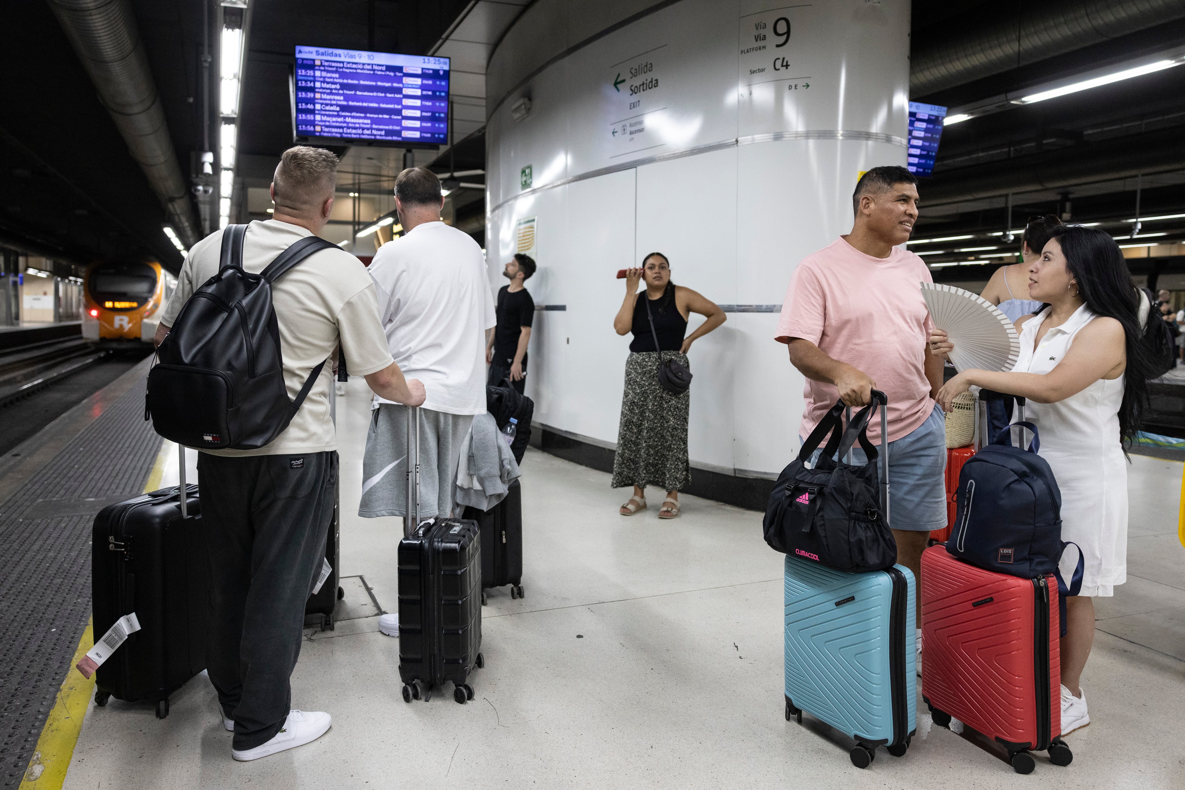 La alerta roja por lluvia en Cataluña obliga a suspender varios trenes AVE y de Media Distancia