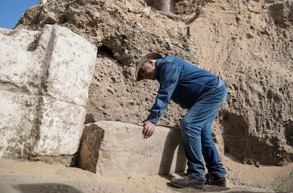 El egiptólogo egipcio Zahi Hawass, en enero de este año, tras el anuncio de importantes descubrimientos en la necrópolis de Saqqara, al sur de El Cairo. 