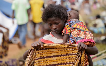 Una mujer congolesa, en el estadio Rugombo, tras huir de los nuevos enfrentamientos entre la milicia M23 y las Fuerzas Armadas de la Repblica Democrtica del Congo.