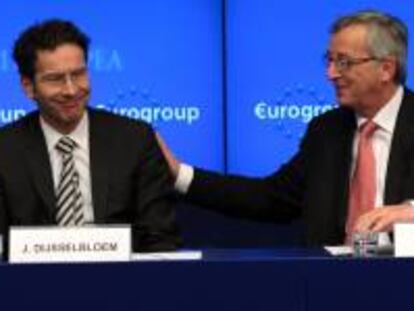 El saliente presidente del Eurogrupo, el primer ministro luxemburgués, Jean-Claude Juncker (d), y el ministro holandés de Finanzas y futuro presidente, Jeroen Dijsselbloem.
