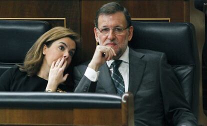 El presidente del Gobierno, Mariano Rajoy, junto a la vicepresidenta, Soraya S&aacute;enz de Santamar&iacute;a, en el Congreso el pasado 27 de noviembre. 