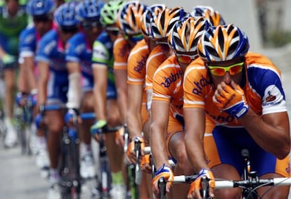 Corredores del Rabobank, al frente del pelotón en una etapa del Tour de 2007.