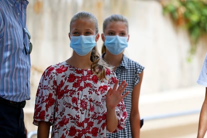 La princesa Leonor junto a su hermana la infanta Sofía, durante una visita en Mallorca. 