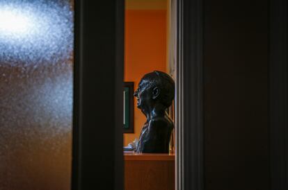 Un busto del sacerdote Pedro Cid realizado por Teófilo Barba. en la parroquia de Nuestra Señora de Fátima de Getafe, Madrid, el 27 de octubre de 2022.