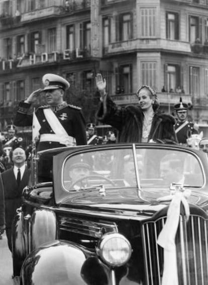 Juan Domingo Perón, presidente argentino, y su esposa Eva Duarte saludan desde un vehículo descubierto, durante un acto en Buenos Aires (Argentina). 