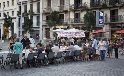 Merienda de protesta ayer en el barrio del Born