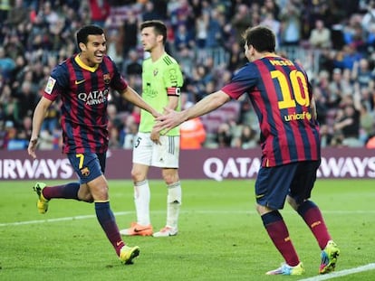 Pedro y Messi celebran un gol a Osasuna