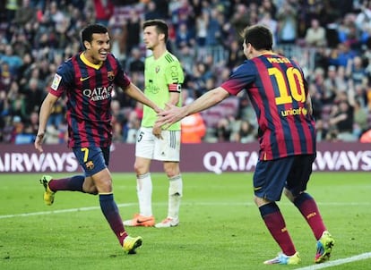 Pedro y Messi celebran un gol a Osasuna