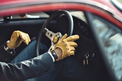 Uno de los emblemas de Café Leather Supply son sus guantes de piel Tritón, inspirados en las carreras clásicas.