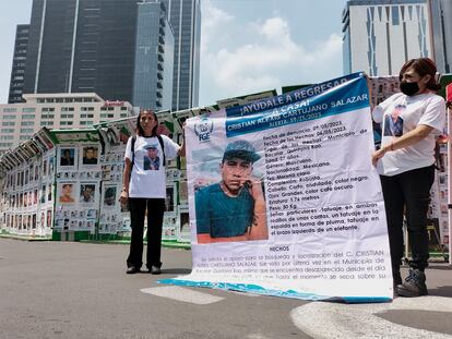 Familiares de Cristian Cartujano Salazar, desaparecido en mayo de 2023 en Bacalar, sostienen una lona con su ficha de búsqueda frente a la Glorieta de los Desaparecidos, este 18 de septiembre.