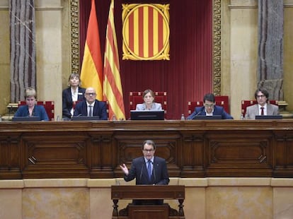 Acting premier Artur Mas addresses the Catalan parliament.