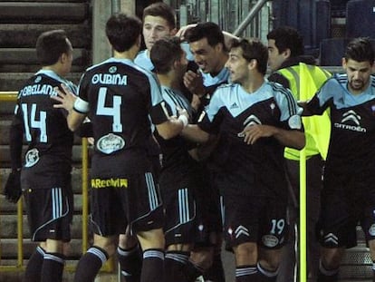 Los jugadores del Celta celebran el primer gol de Cabral.