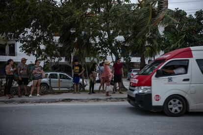 Habitantes de la ciudad de Cancún esperan para abordar un taxi colectivo el 23 de enero de 2023.