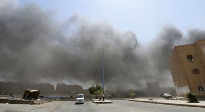 Humo después de una protesta en la ciudad de Raqqa, bastión rebelde.