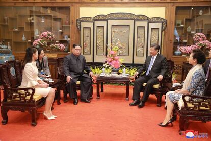 Encuentro entre el líder norcoreano Kim Jong Un y su mujer Ri Sol Ju con el presidente chino Xi Jinping y su mujer Peng Liyuan.