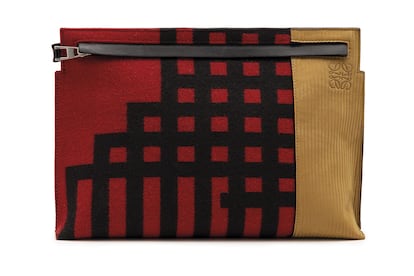 Cartera masculina T Pouch Grid (495 €), de Loewe.