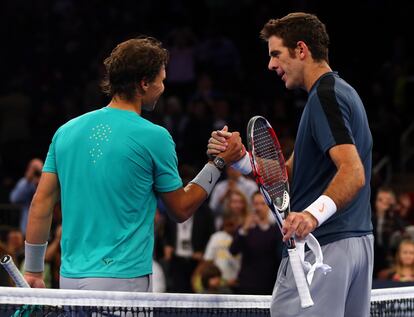 Nadal estrecha la mano tras el duelo con el argentino.