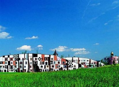 Hundertwasser proyectó en 2000, en Bad Blumau (Austria), el recinto termal Rogner, con ventanas multiformes y ni una sola línea resta ("una herramienta demoniaca", según el excéntrico arquitecto austriaco).