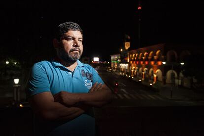 José Martín Gómez Ramírez (Apatzingán, 1971), regidor en Apatzingán por parte del Partido Acción Nacional posa frente al Palacio Municipal.