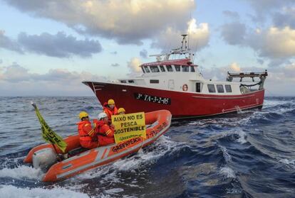 Varios activistas de Greenpeace durante una acci&oacute;n de protesta contra la pesca de arrastre en Tarragona.