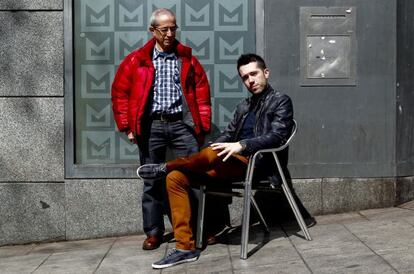 Tomás Monreal y su hijo, Rodrigo, en una calle de Madrid.