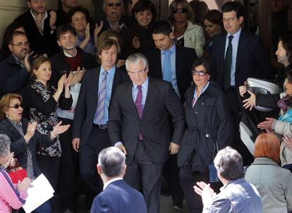 Amigos y compañeros despiden al juez Baltasar Garzón en las escaleras de la Audiencia Nacional.