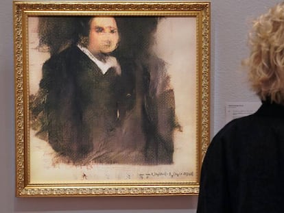 Uma mulher diante do 'Portrait d’Édouard Belamy', criado por um algoritmo, na sala Christie’s de Nova York.