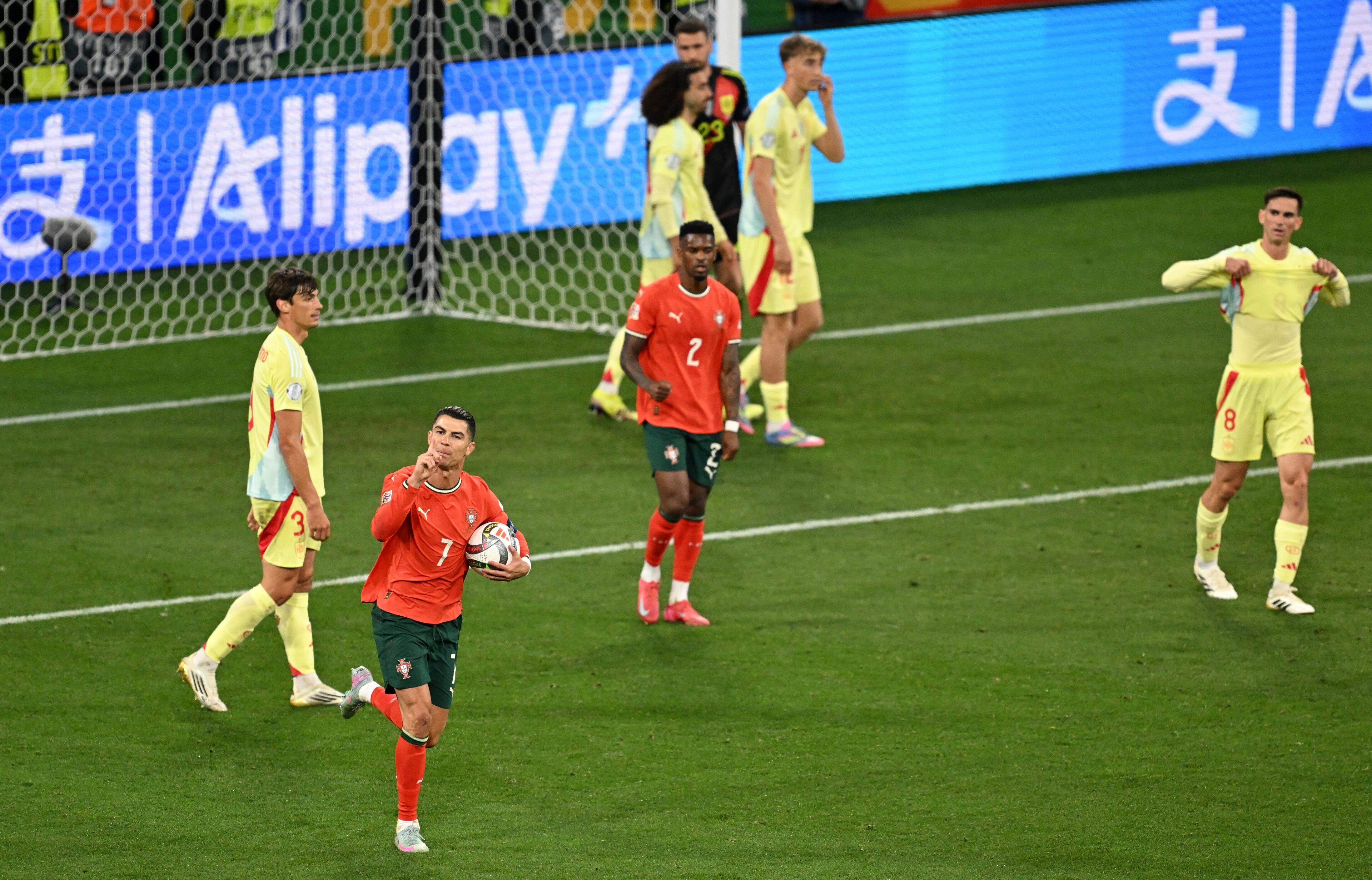 Un aficionado muere tras caer de una tribuna a otra en la final de la Liga de Naciones entre Portugal y España Publicado por Últimas noticias: la última hora de hoy en EL PAÍS