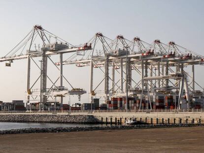 Parte de las grúas de la nueva terminal que descargan los contenedores de los grandes barcos mercantes en el puerto de Tánger. 