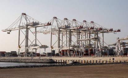 Parte de las grúas de la nueva terminal que descargan los contenedores de los grandes barcos mercantes en el puerto de Tánger. 