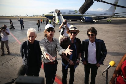 Charlie Watts, Mick Jagger, Keith Richards y Ronnie Wood, tras aterrizar en el aeropuerto de La Habana para ofrecer su primer concierto en Cuba, en 2016.