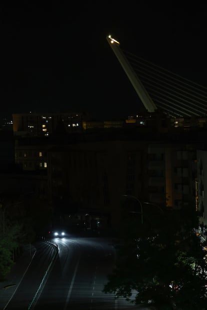 Ronda de Capuchinos,Sevilla, a oscuras entrada la noche del pasado lunes.