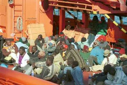 Inmigrantes hacinados en la cubierta del buque <i>Olomne</i> en febrero pasado.