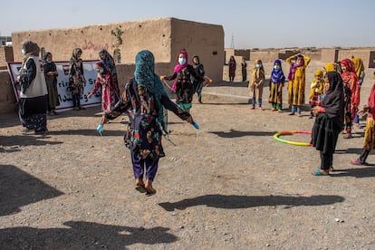 Un grupo de niños juegan en un Espacio Amigo de la Infancia, en un asentamiento de desplazados internos en las afueras de Herat, Afganistán.