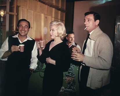 Gene Kelly, Marilyn Monroe e Yves Montand, en 1960, tomando café durante un descanso de la película 'El multimillonario', dirigida por George Cukor.
