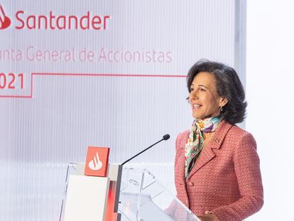 La presidenta de Banco Santander, Ana Botín, durante la junta general de accionistas de 2021.