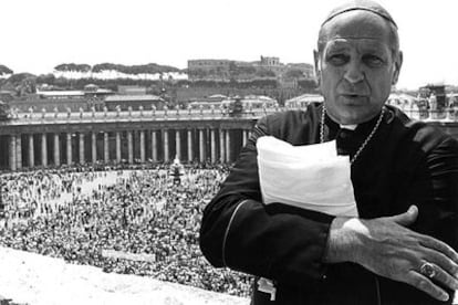 Marcinkus, en la plaza de San Pedro del Vaticano, cuando era director del IOR.
