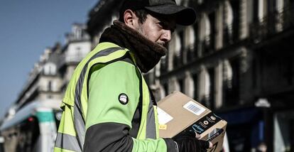 Repartidor de Amazon, en París, en marzo de 2020.