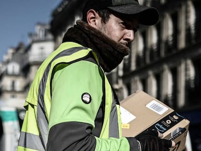 Repartidor de Amazon, en París, en marzo de 2020.