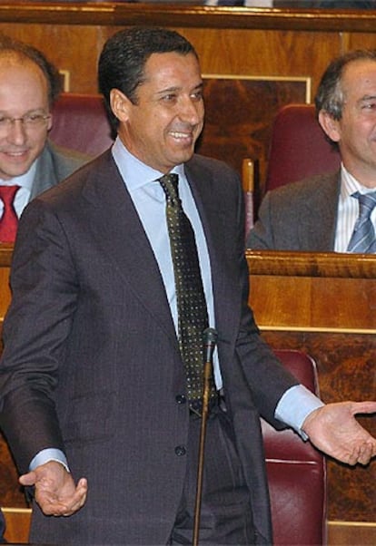 El portavoz del PP, Eduardo Zaplana, sonríe durante su discusión con la vicepresidenta del Congreso, Carme Chacón.
