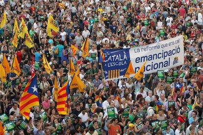 Miles de personas se concentraron ante en la plaza de Sant Jaume de Barcelona en defensa del modelo de inmersión lingüística