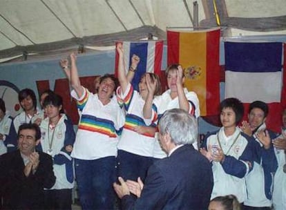 El equipo español celebra la victoria en el Mundial de Samsun. Sobre el primer cajón, la primera a la derecha es Yolanda Matarranz.