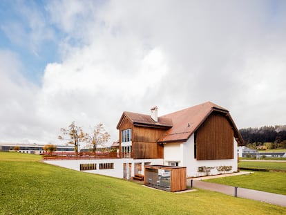 Panorámica de la Maison des Métiers d’Art de Cartier, en un valle entre las montañas del Jura, en Suiza.