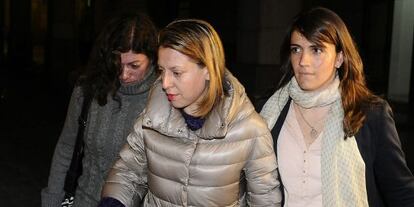 La exdelegada de Empleo en Jaén, Irene Sabalete, durante su traslado en los juzgados sevillanos.