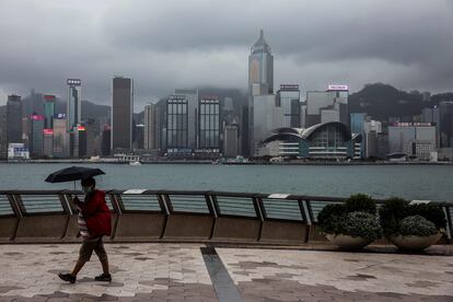 Un hombre pasea por la bahía de Hong Kong, un día después de que el Gobierno chino diera a conocer la ley de Seguridad Nacional que prevé para la ciudad