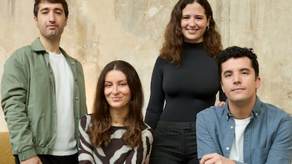 El equipo de Watif fotografiado en Tramo, el restaurante que les presta espacio para grabar el videopodcast, ya que cada uno trabaja desde su ciudad.