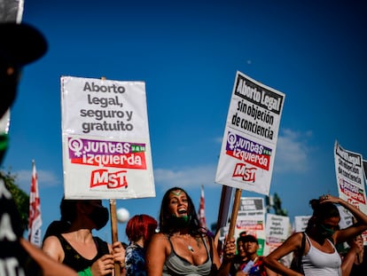 Activistas pro aborto se manifiestan a las afueras del Congreso en Buenos Aires, el 29 de diciembre de 2020.